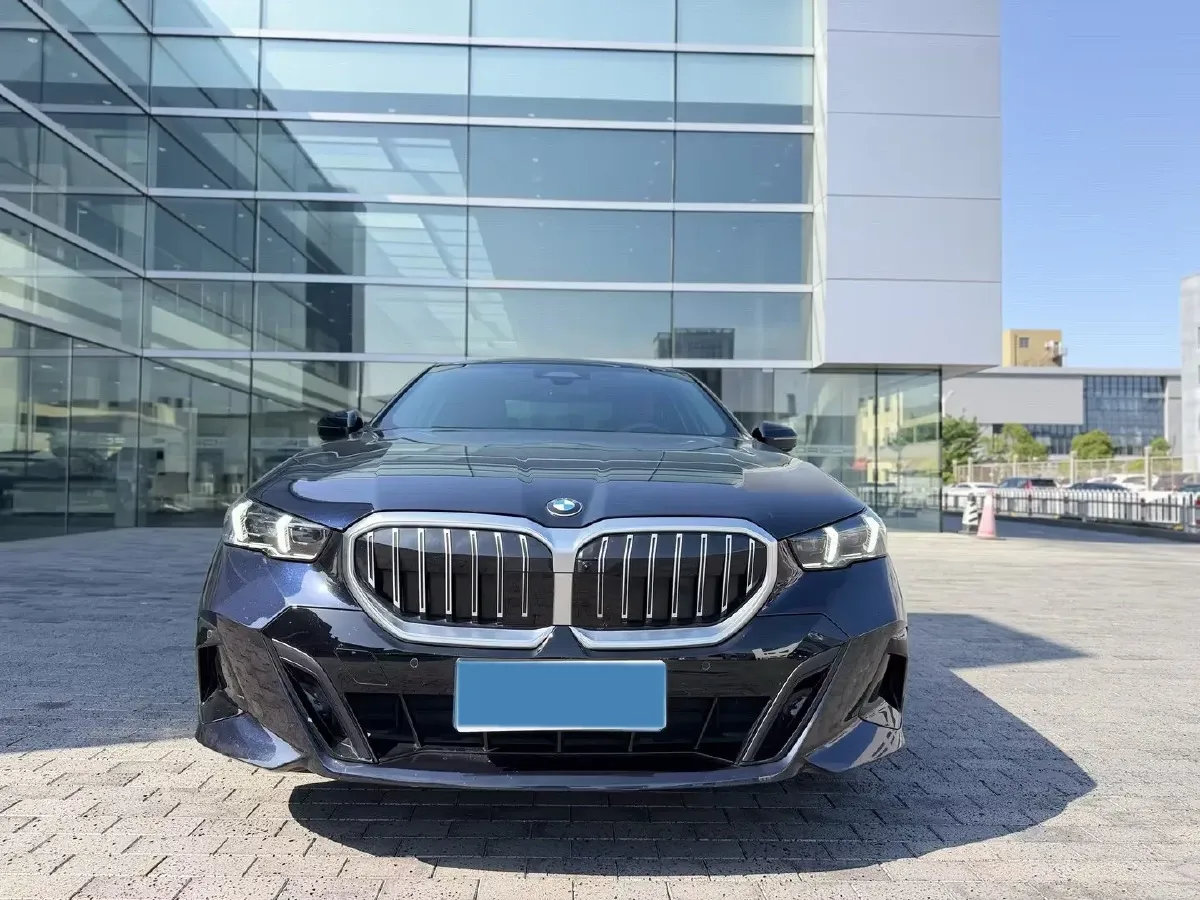 2024 BMW 5 Series 2.0T 190HP L4 8AT,autocango,china used car exporter,china ev exporter,chinese used car exporter,chinese used ev exporter