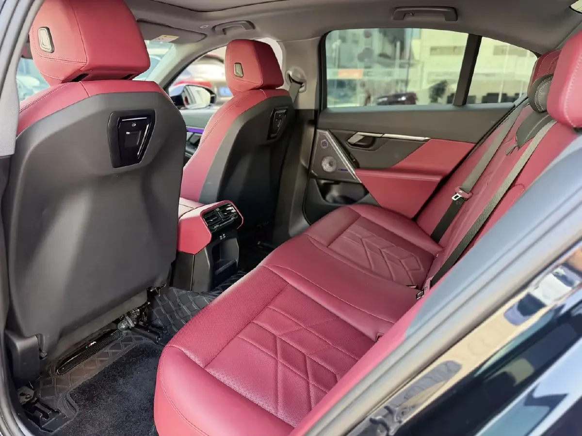 2024 BMW 5 Series 2.0T 190HP L4 8AT,autocango,china used car exporter,china ev exporter,chinese used car exporter,chinese used ev exporter