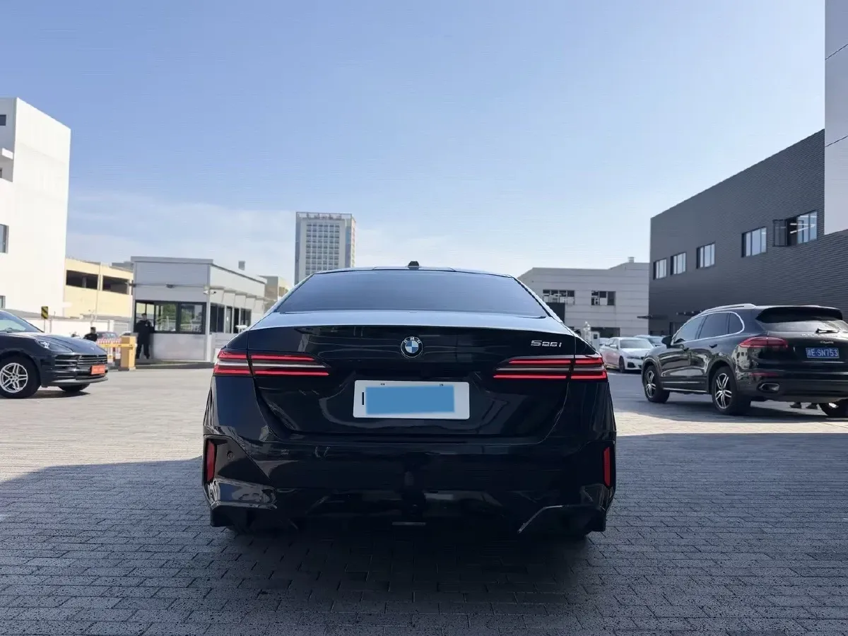 2024 BMW 5 Series 2.0T 190HP L4 8AT,autocango,china used car exporter,china ev exporter,chinese used car exporter,chinese used ev exporter
