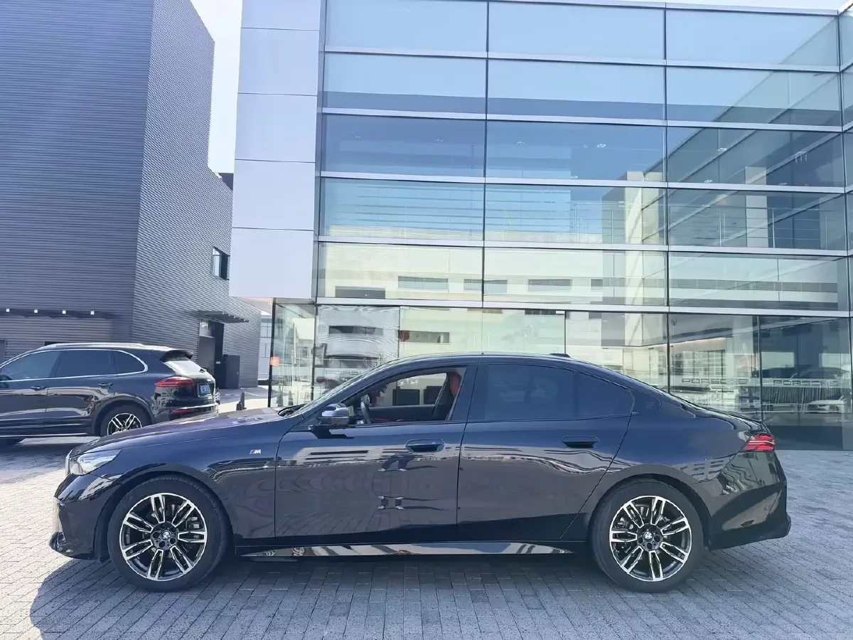 2024 BMW 5 Series 2.0T 190HP L4 8AT,autocango,china used car exporter,china ev exporter,chinese used car exporter,chinese used ev exporter