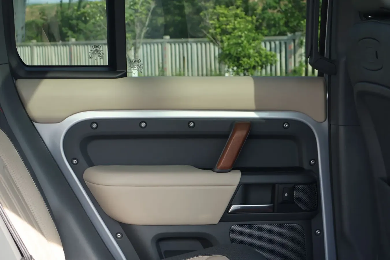 2021 Land Rover Defender 3.0T 400HP L6 8AT,autocango,china used car exporter,china ev exporter,chinese used car exporter,chinese used ev exporter