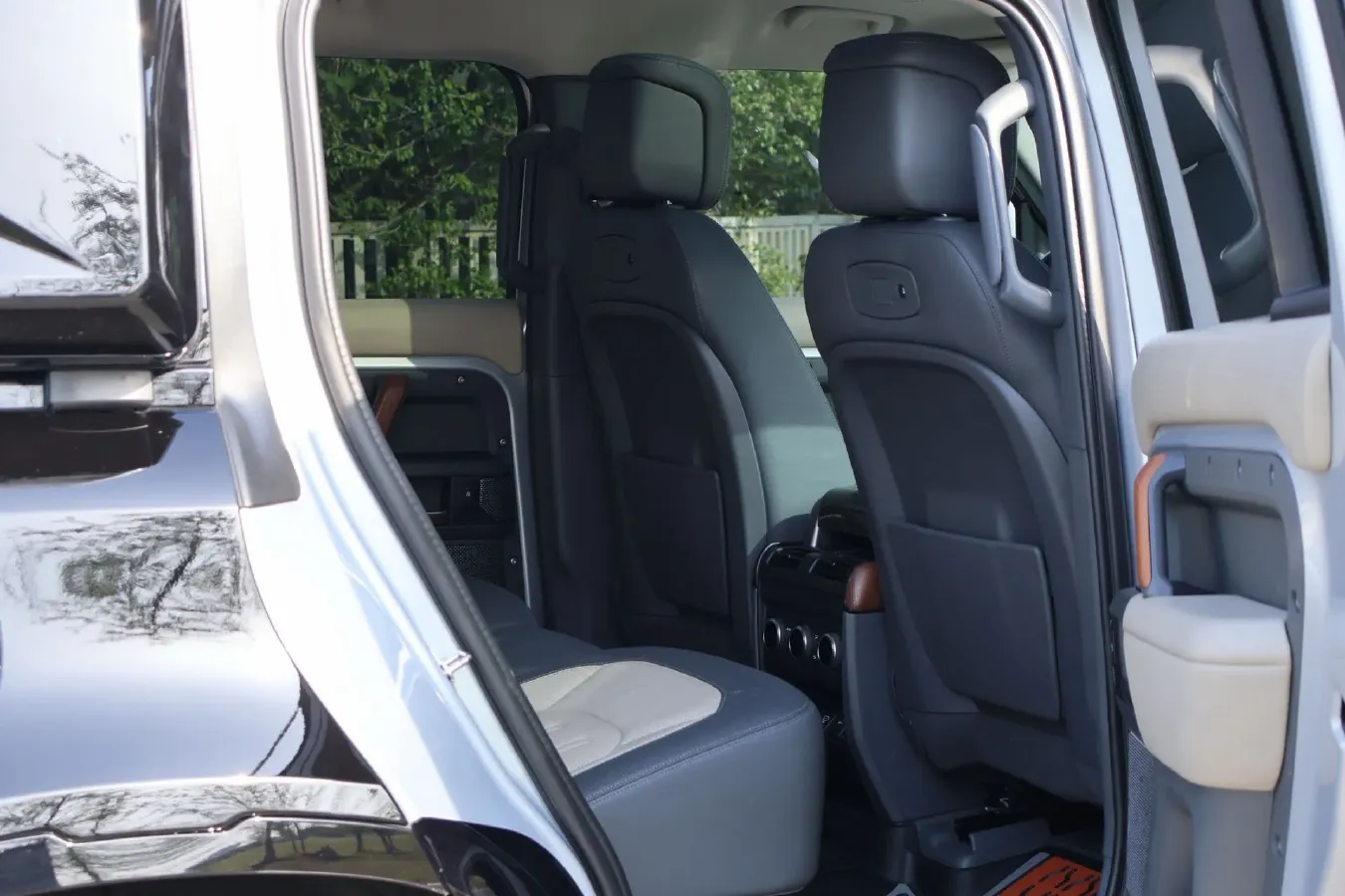 2021 Land Rover Defender 3.0T 400HP L6 8AT,autocango,china used car exporter,china ev exporter,chinese used car exporter,chinese used ev exporter