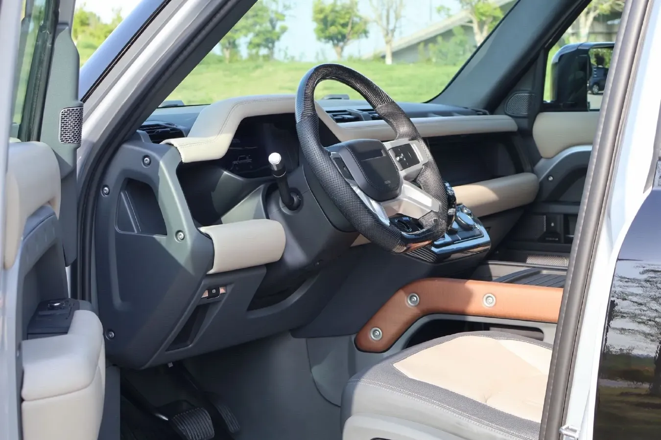 2021 Land Rover Defender 3.0T 400HP L6 8AT,autocango,china used car exporter,china ev exporter,chinese used car exporter,chinese used ev exporter