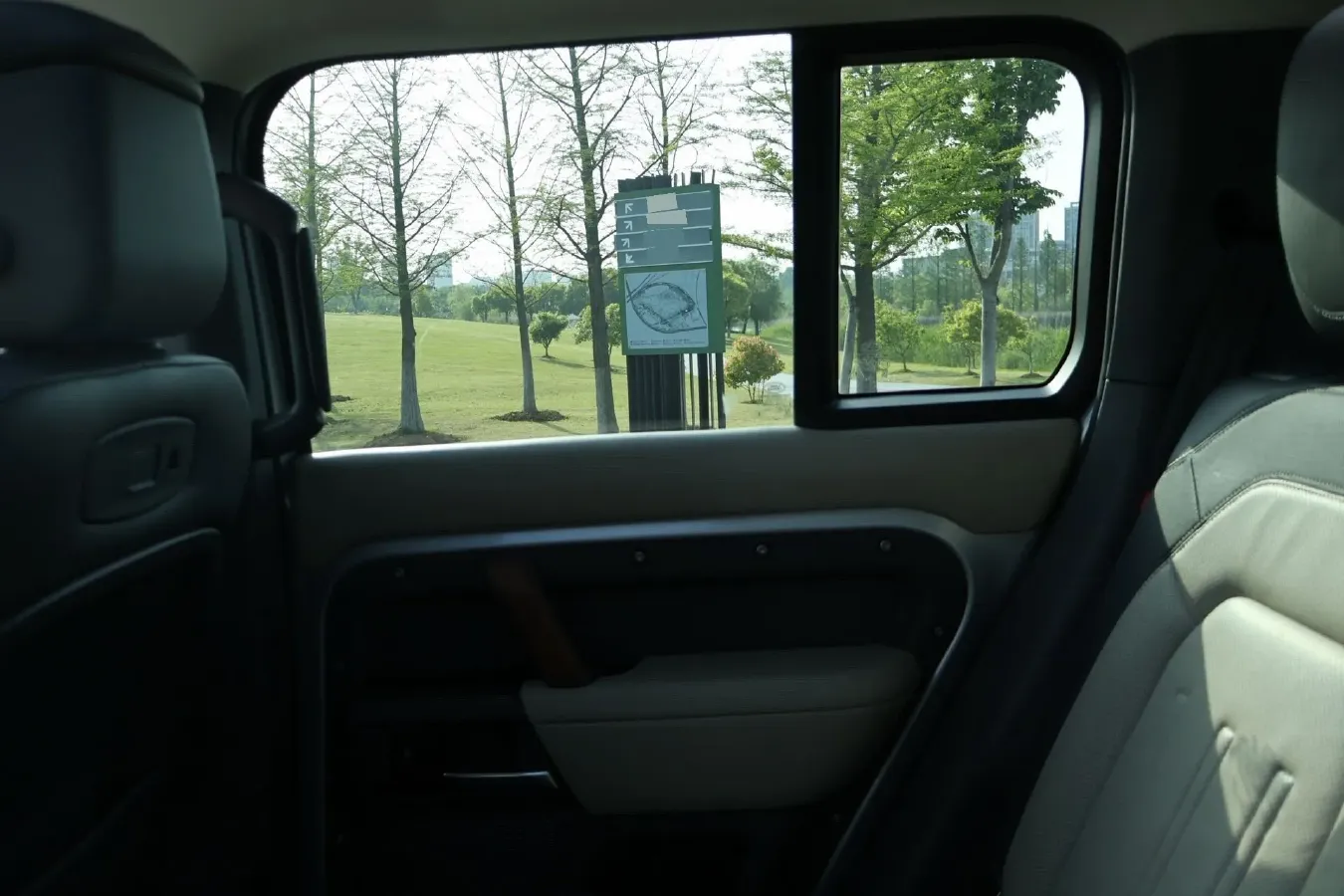 2021 Land Rover Defender 3.0T 400HP L6 8AT,autocango,china used car exporter,china ev exporter,chinese used car exporter,chinese used ev exporter