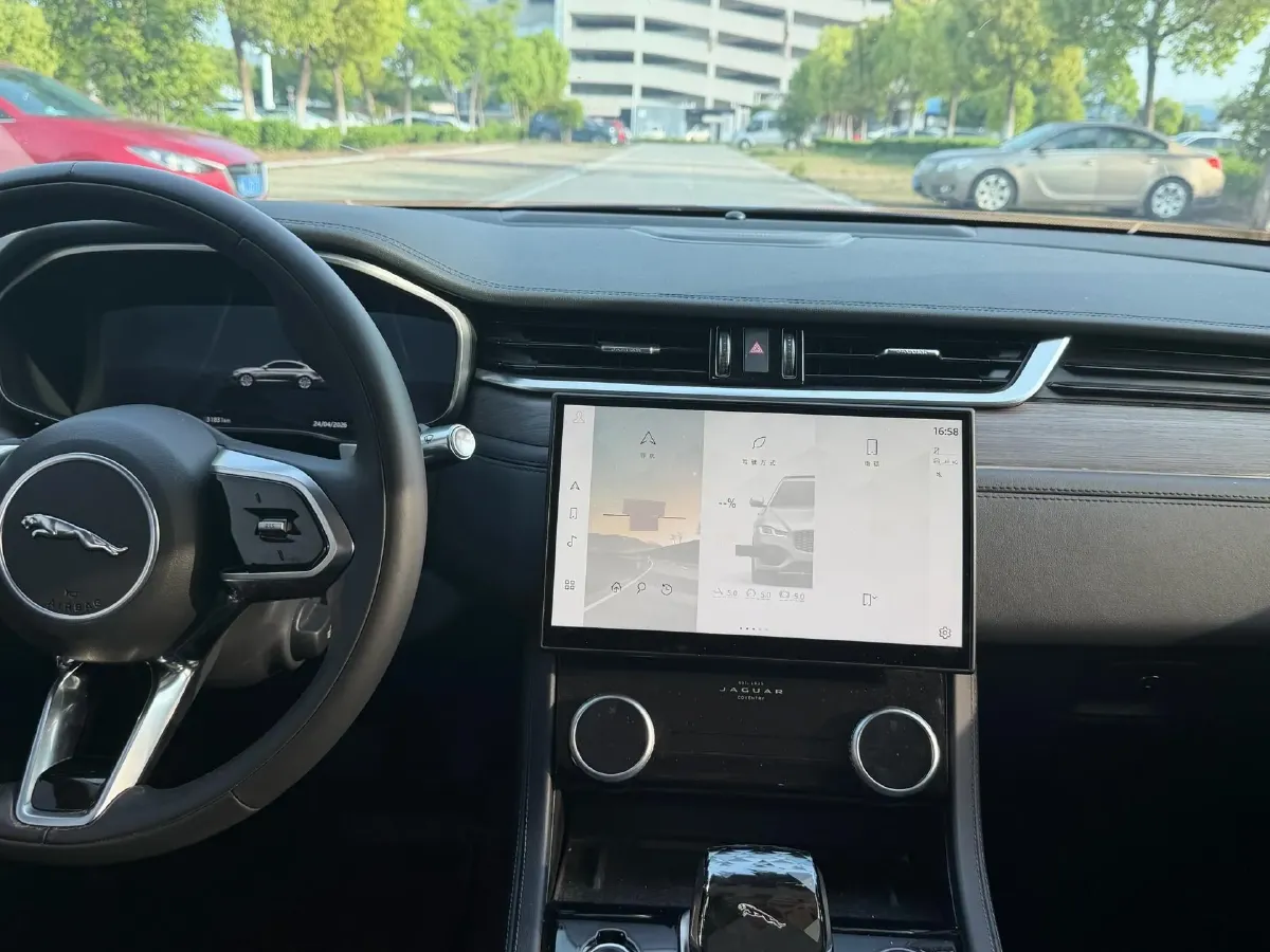 2021 Jaguar XFL 2.0T 200HP L4 8AT,autocango,china used car exporter,china ev exporter,chinese used car exporter,chinese used ev exporter