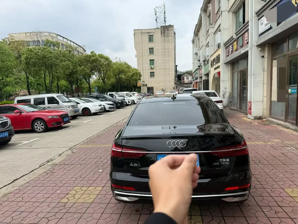 2025 Audi A6L 2.0T 245HP L4 7DCT,autocango,china used car exporter,china ev exporter,chinese used car exporter,chinese used ev exporter