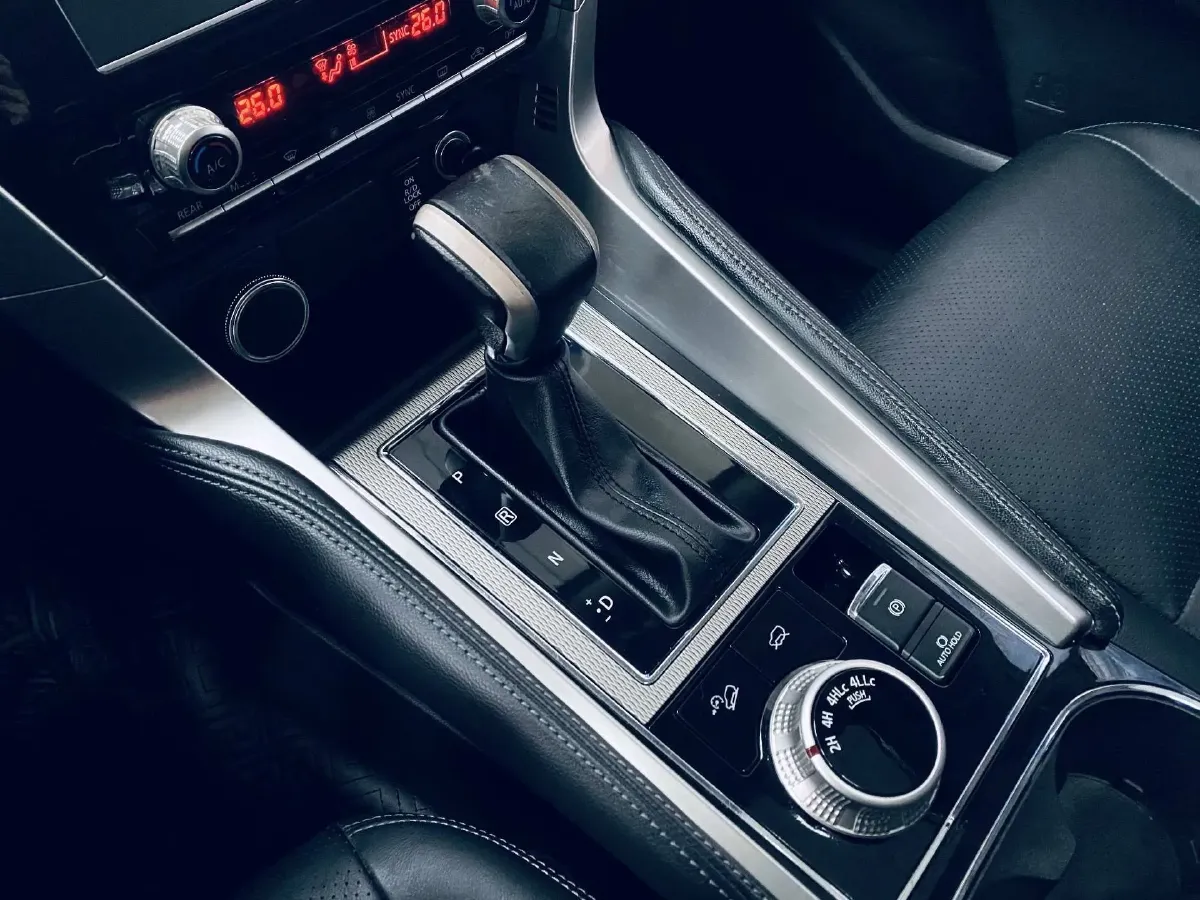 2020 Mitsubishi Pajero 3.0L 209HP V6 8AT,autocango,china used car exporter,china ev exporter,chinese used car exporter,chinese used ev exporter