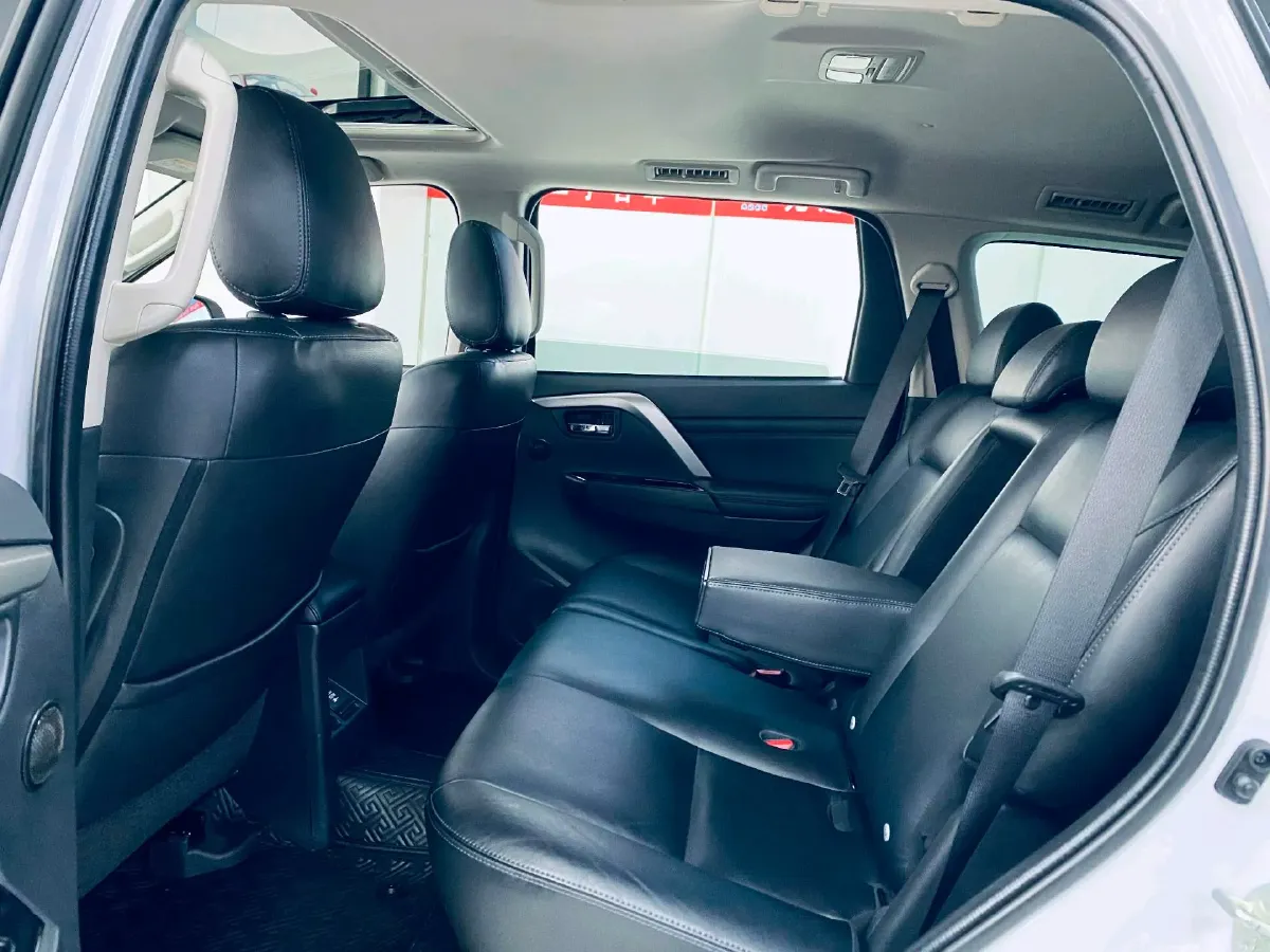 2020 Mitsubishi Pajero 3.0L 209HP V6 8AT,autocango,china used car exporter,china ev exporter,chinese used car exporter,chinese used ev exporter