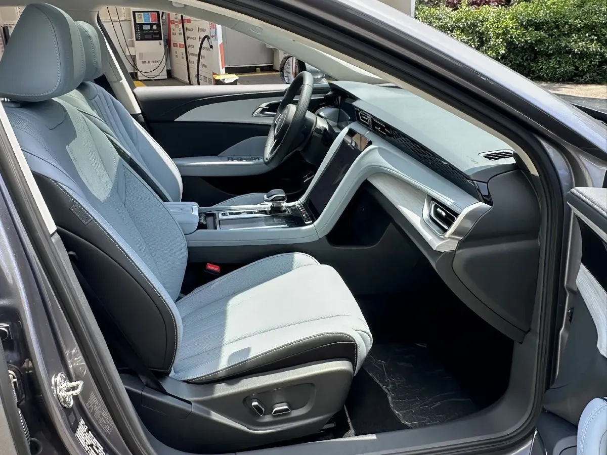 2025 HongQi H5 1.5T 150HP L4 1DHT PHEV,autocango,china used car exporter,china ev exporter,chinese used car exporter,chinese used ev exporter