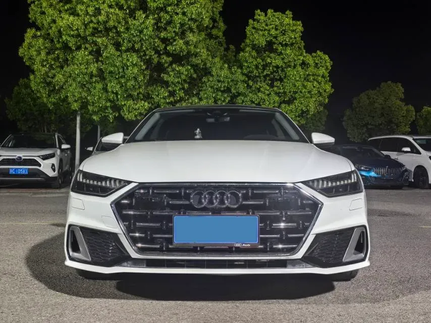 2022 Audi A7L 2.0T 245HP L4 7DCT,autocango,china used car exporter,china ev exporter,chinese used car exporter,chinese used ev exporter