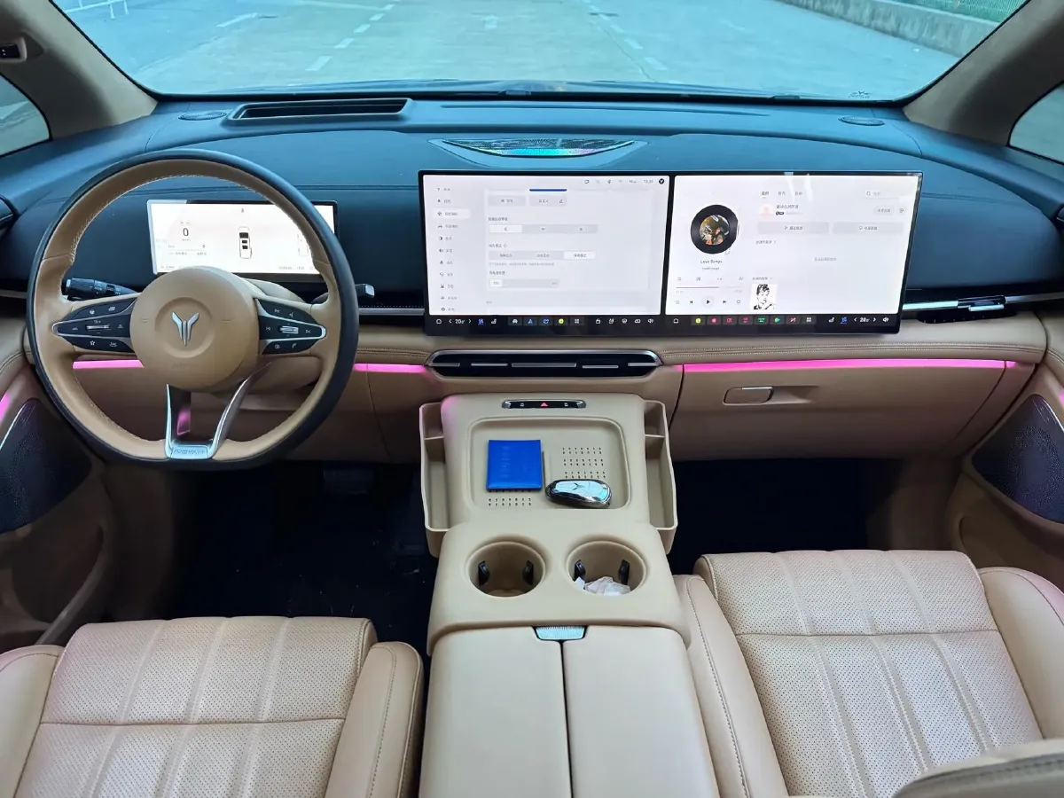 2025 Voyah Dream 1.5T 150HP L4 PHEV 41.7KWH,autocango,china used car exporter,china ev exporter,chinese used car exporter,chinese used ev exporter