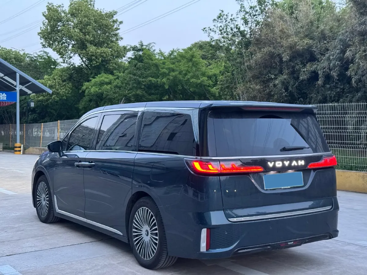 2025 Voyah Dream 1.5T 150HP L4 PHEV 41.7KWH,autocango,china used car exporter,china ev exporter,chinese used car exporter,chinese used ev exporter