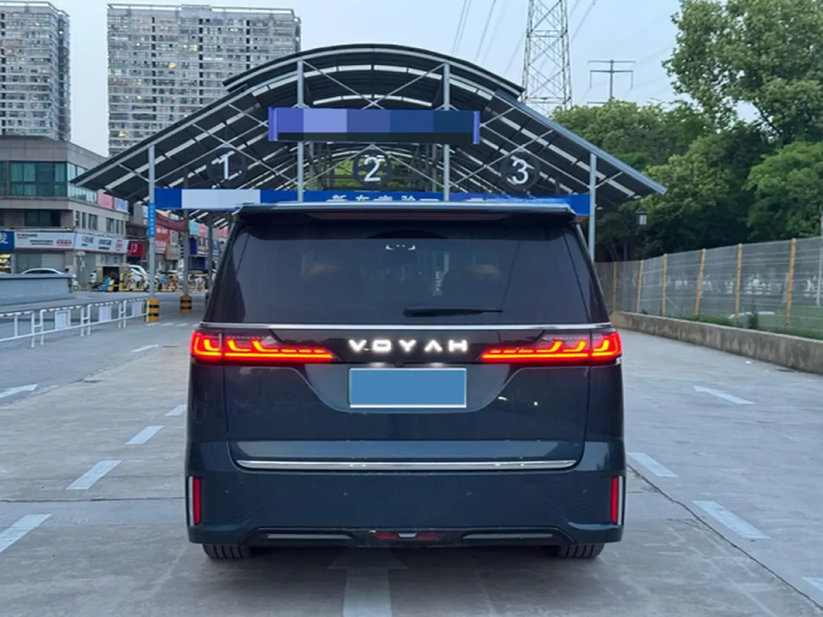 2025 Voyah Dream 1.5T 150HP L4 PHEV 41.7KWH,autocango,china used car exporter,china ev exporter,chinese used car exporter,chinese used ev exporter