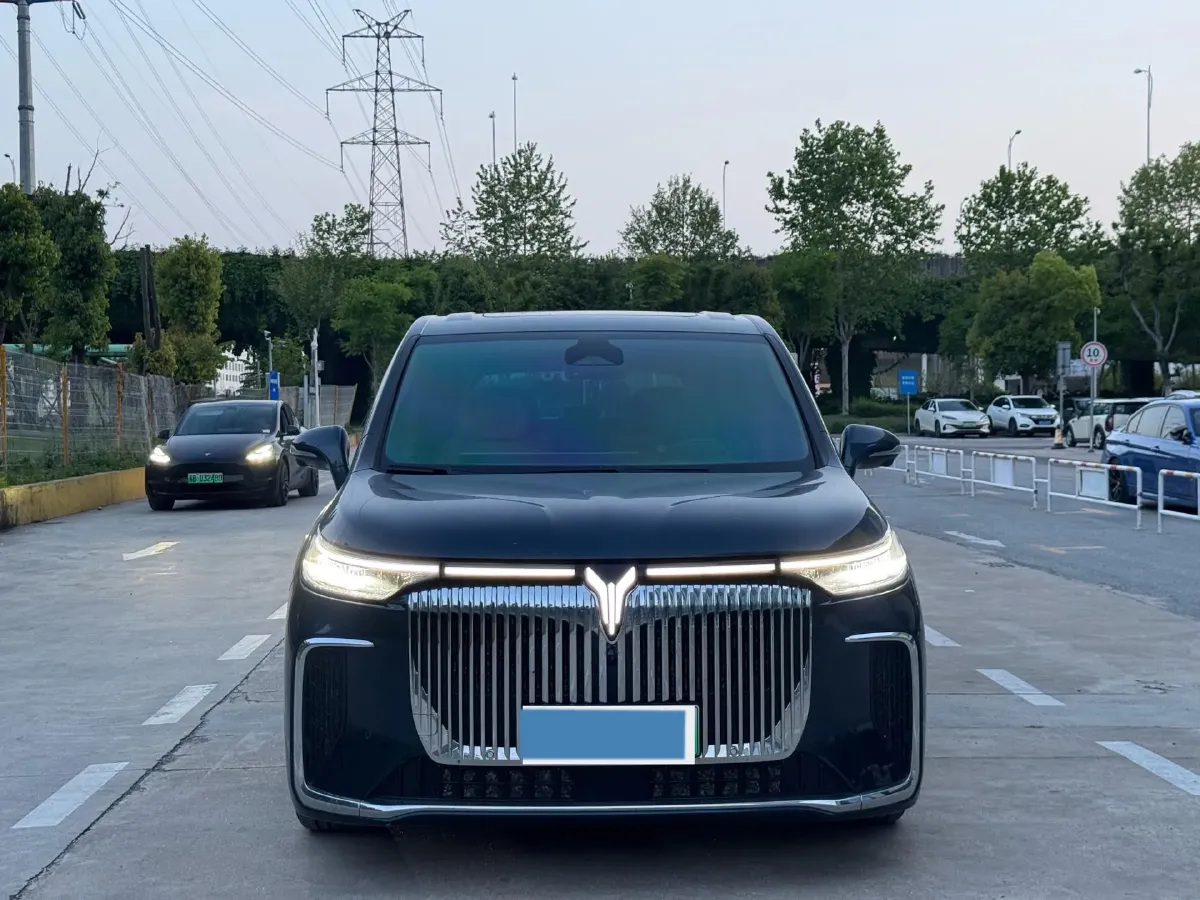 2025 Voyah Dream 1.5T 150HP L4 PHEV 41.7KWH,autocango,china used car exporter,china ev exporter,chinese used car exporter,chinese used ev exporter