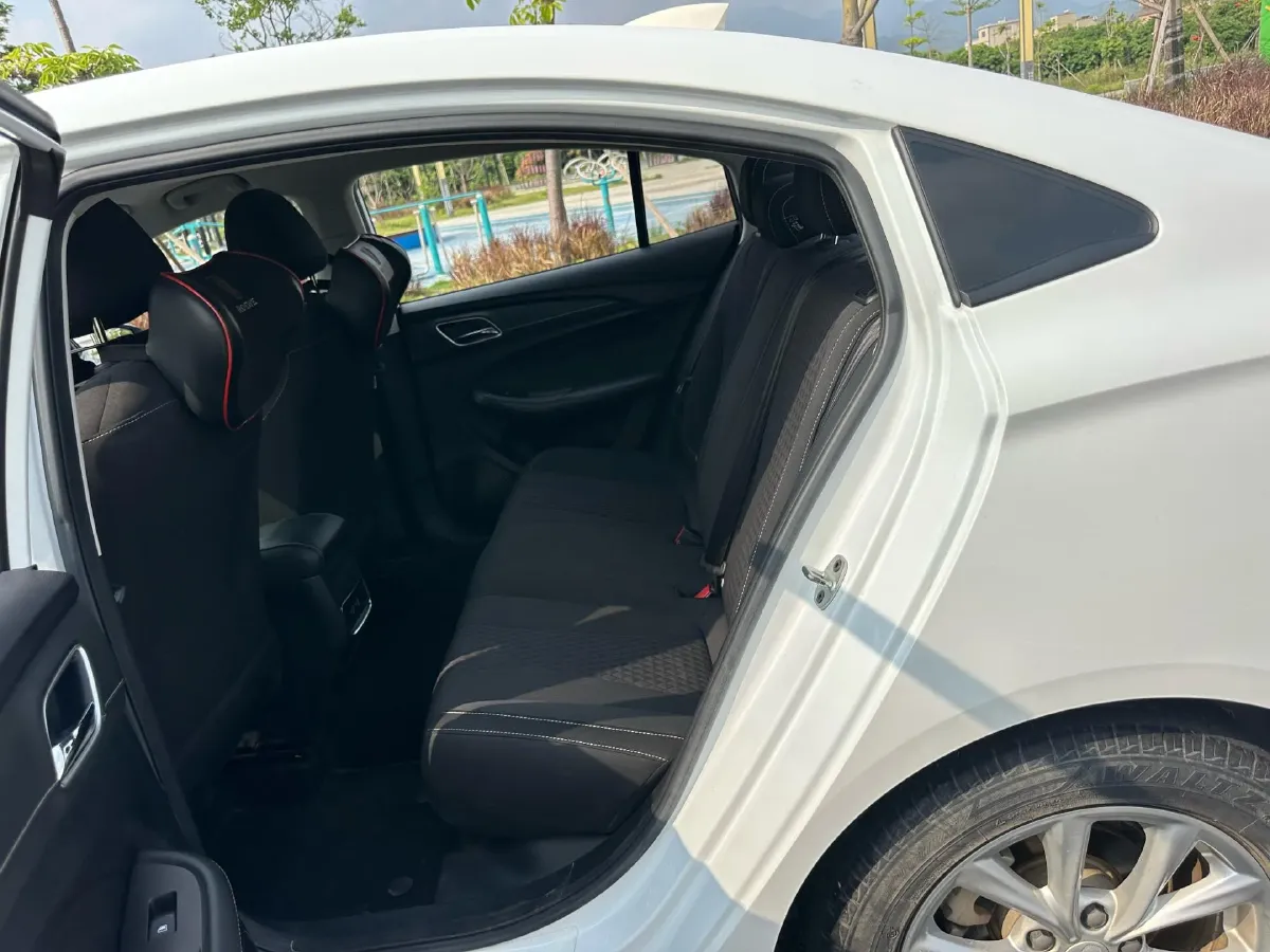 2019 Roewe i5 1.5L 120HP L4 5MT,autocango,china used car exporter,china ev exporter,chinese used car exporter,chinese used ev exporter