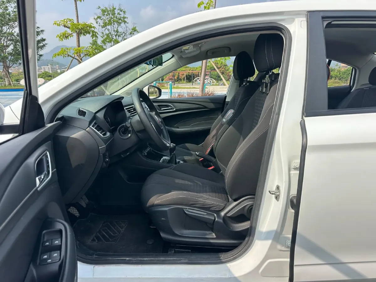 2019 Roewe i5 1.5L 120HP L4 5MT,autocango,china used car exporter,china ev exporter,chinese used car exporter,chinese used ev exporter