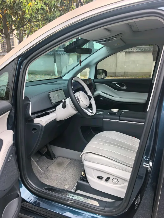 2025 Voyah Dream 1.5T 150HP L4 PHEV 41.7KWH,autocango,china used car exporter,china ev exporter,chinese used car exporter,chinese used ev exporter