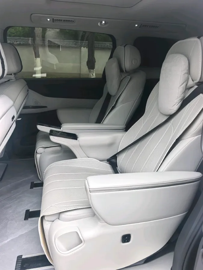 2025 Voyah Dream 1.5T 150HP L4 PHEV 41.7KWH,autocango,china used car exporter,china ev exporter,chinese used car exporter,chinese used ev exporter