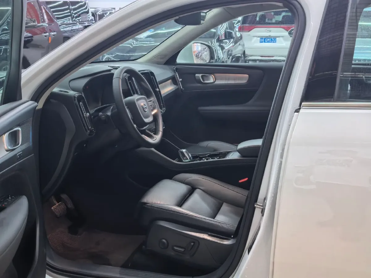 2024 Volvo XC40 2.0T 197HP L4 7DCT,autocango,china used car exporter,china ev exporter,chinese used car exporter,chinese used ev exporter