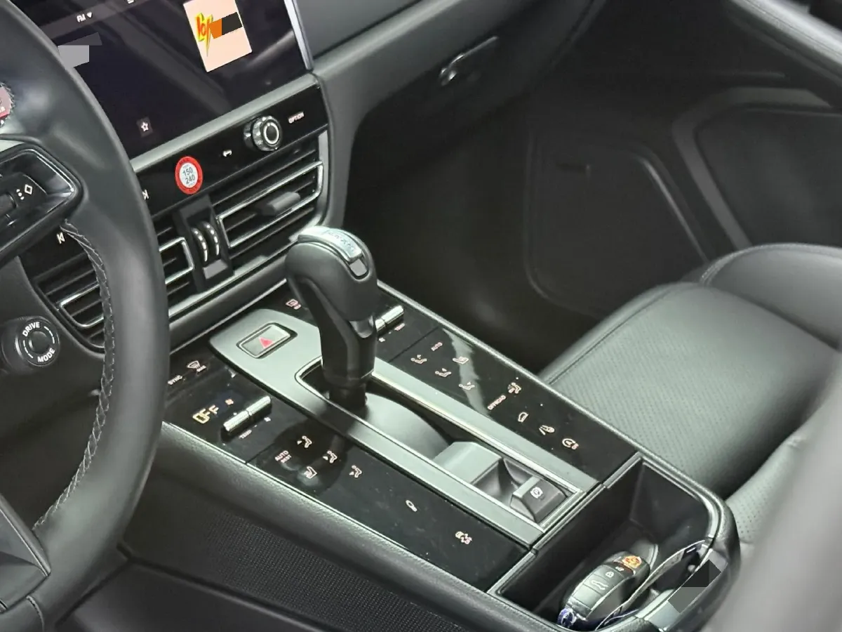 2024 Porsche Macan 2.0T 265HP L4 7DCT,autocango,china used car exporter,china ev exporter,chinese used car exporter,chinese used ev exporter