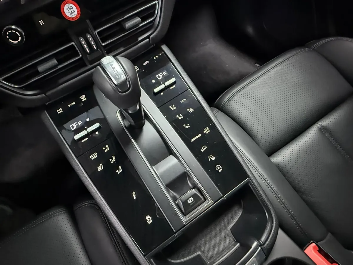 2024 Porsche Macan 2.0T 265HP L4 7DCT,autocango,china used car exporter,china ev exporter,chinese used car exporter,chinese used ev exporter