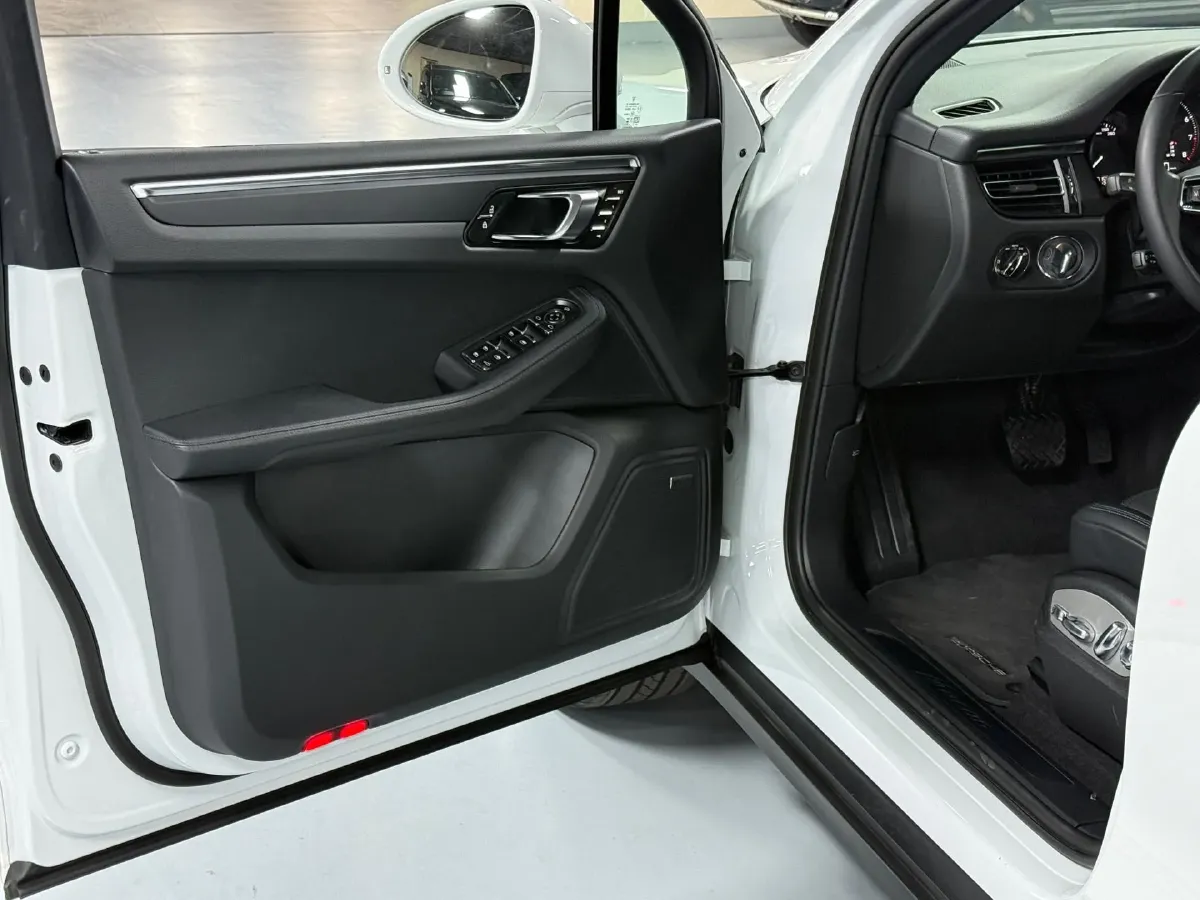 2024 Porsche Macan 2.0T 265HP L4 7DCT,autocango,china used car exporter,china ev exporter,chinese used car exporter,chinese used ev exporter