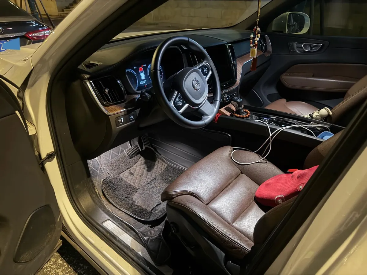 2021 Volvo XC60 2.0T 250HP L4 8AT,autocango,china used car exporter,china ev exporter,chinese used car exporter,chinese used ev exporter