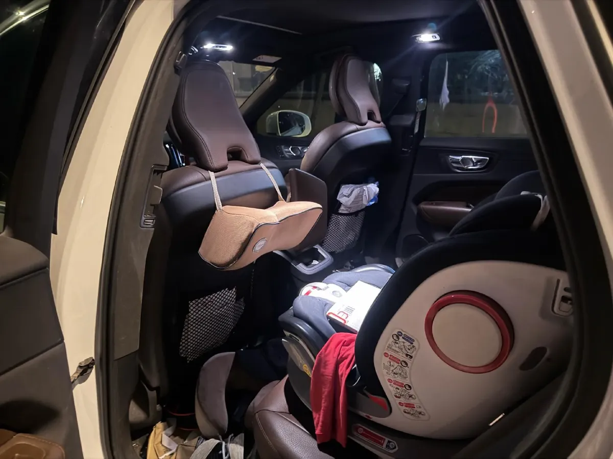 2021 Volvo XC60 2.0T 250HP L4 8AT,autocango,china used car exporter,china ev exporter,chinese used car exporter,chinese used ev exporter