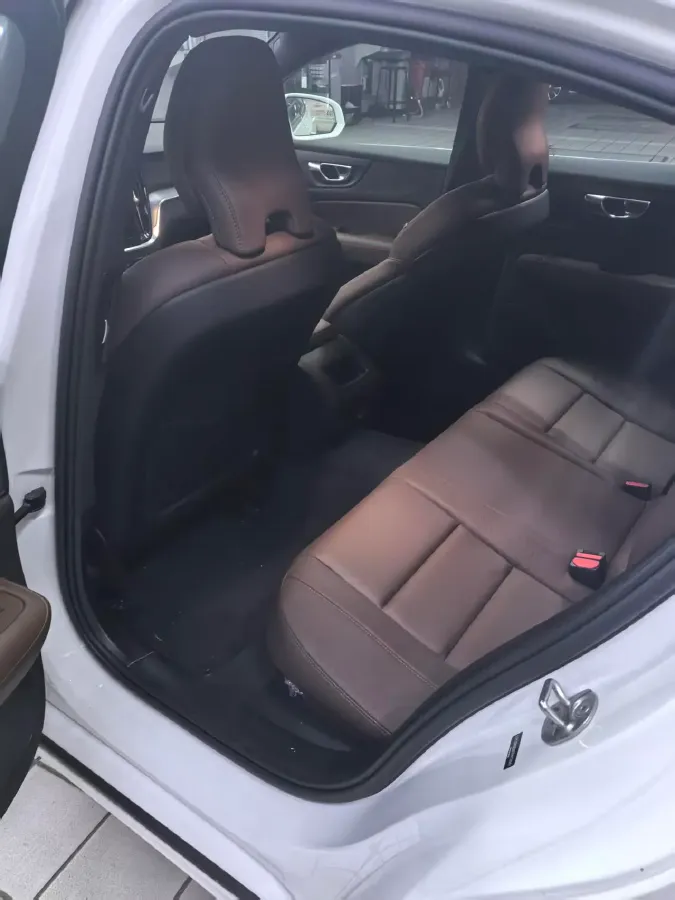 2026 Volvo S60 2.0T 197HP L4 7DCT,autocango,china used car exporter,china ev exporter,chinese used car exporter,chinese used ev exporter