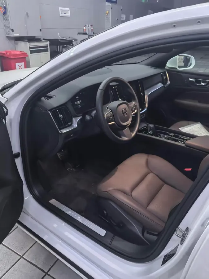 2026 Volvo S60 2.0T 197HP L4 7DCT,autocango,china used car exporter,china ev exporter,chinese used car exporter,chinese used ev exporter