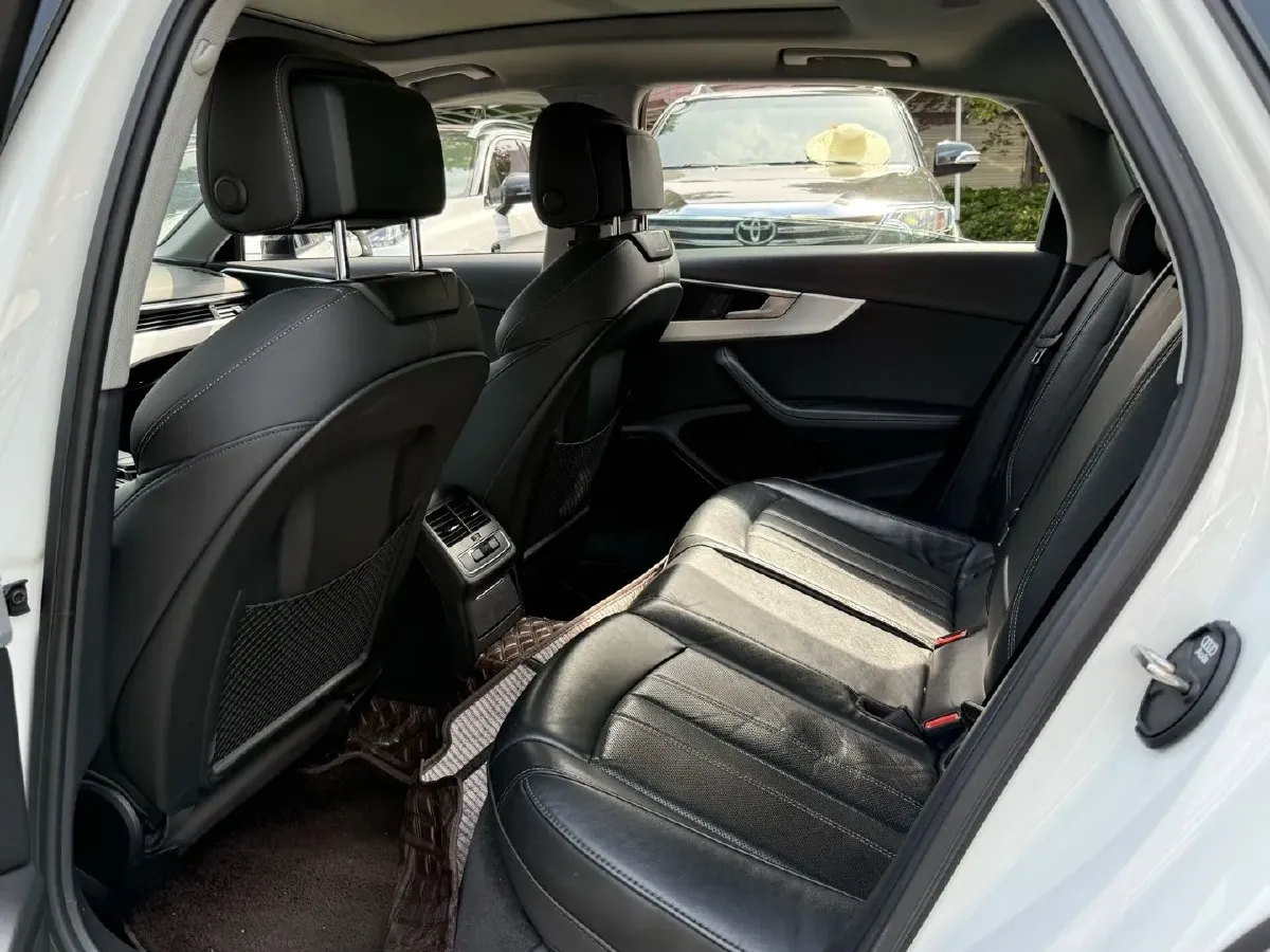 2022 Audi A4L 2.0T 190HP L4 7DCT,autocango,china used car exporter,china ev exporter,chinese used car exporter,chinese used ev exporter