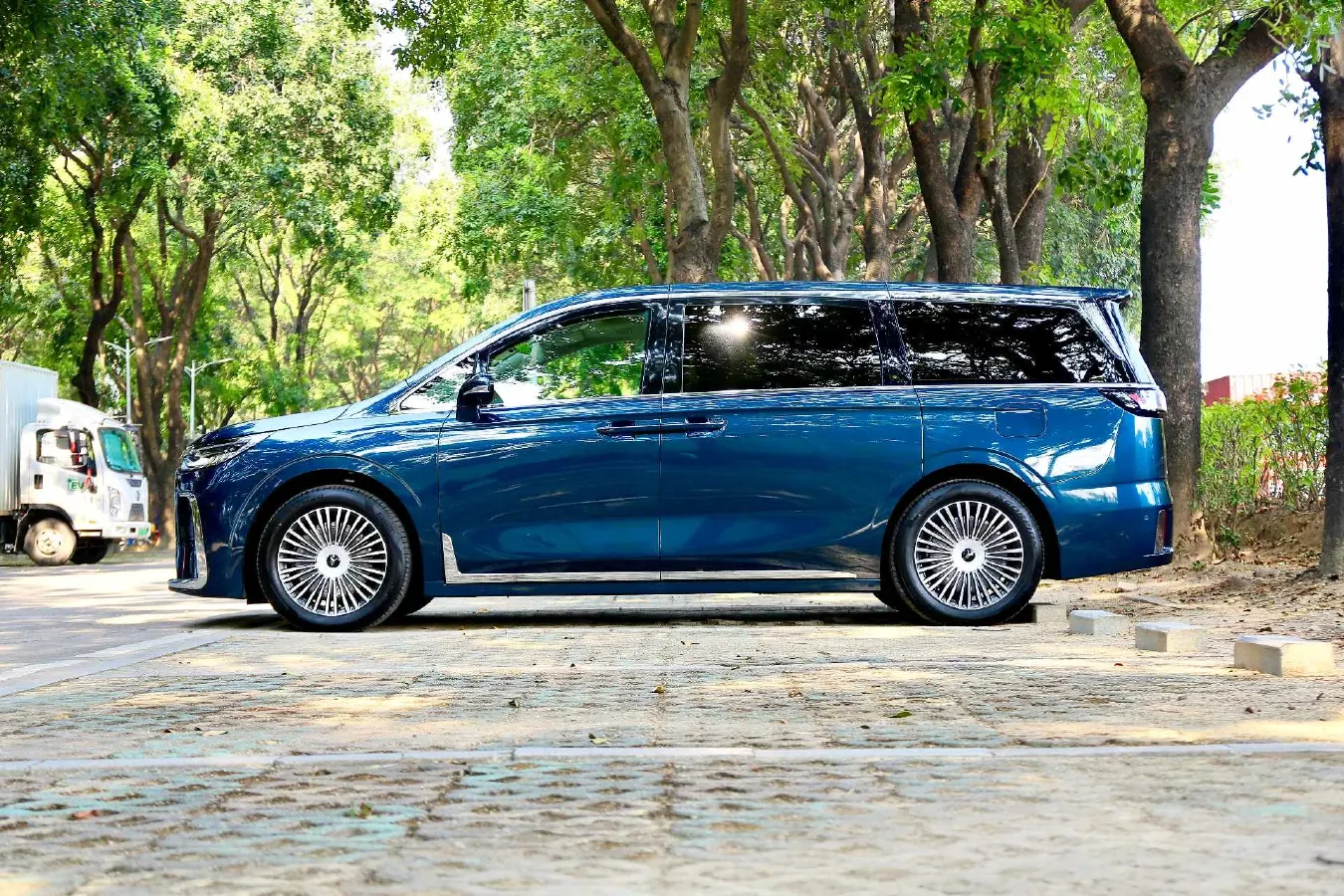 2025 Voyah Dream 1.5T 150HP L4 PHEV 41.7KWH,autocango,china used car exporter,china ev exporter,chinese used car exporter,chinese used ev exporter