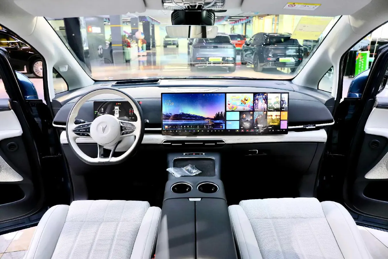 2025 Voyah Dream 1.5T 150HP L4 PHEV 41.7KWH,autocango,china used car exporter,china ev exporter,chinese used car exporter,chinese used ev exporter