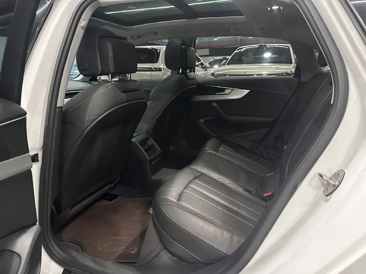 2022 Audi A4L 2.0T 190HP L4 7DCT,autocango,china used car exporter,china ev exporter,chinese used car exporter,chinese used ev exporter