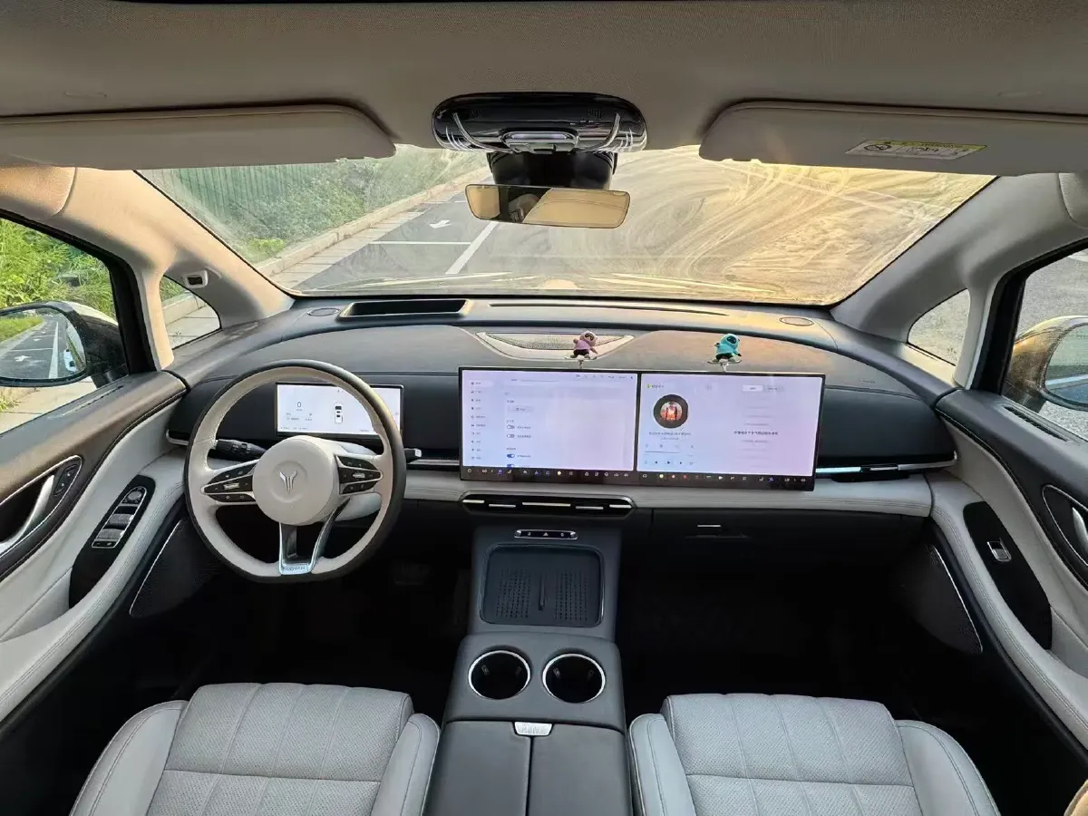 2025 Voyah Dream 1.5T 150HP L4 PHEV 41.7KWH,autocango,china used car exporter,china ev exporter,chinese used car exporter,chinese used ev exporter