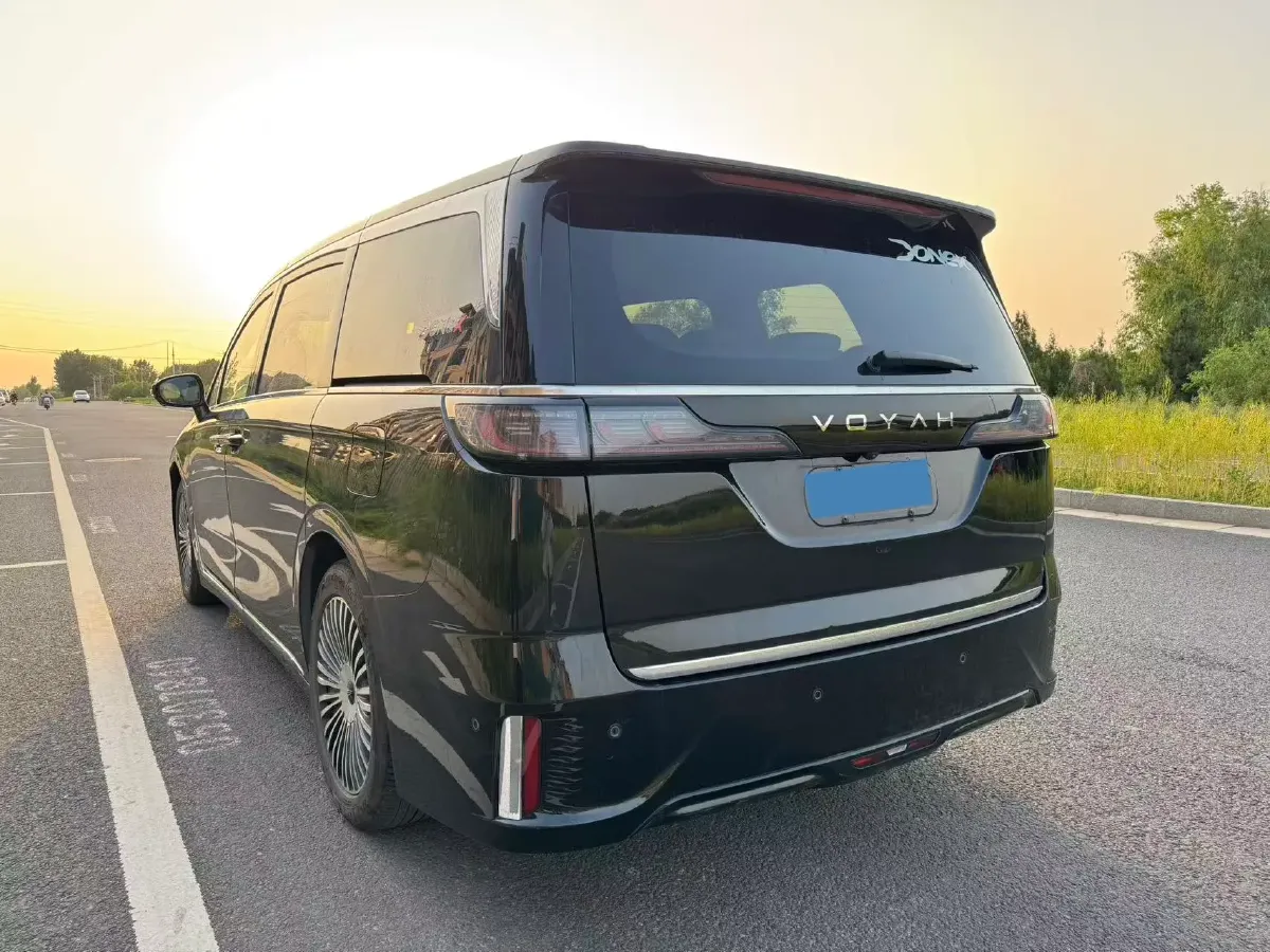 2025 Voyah Dream 1.5T 150HP L4 PHEV 41.7KWH,autocango,china used car exporter,china ev exporter,chinese used car exporter,chinese used ev exporter