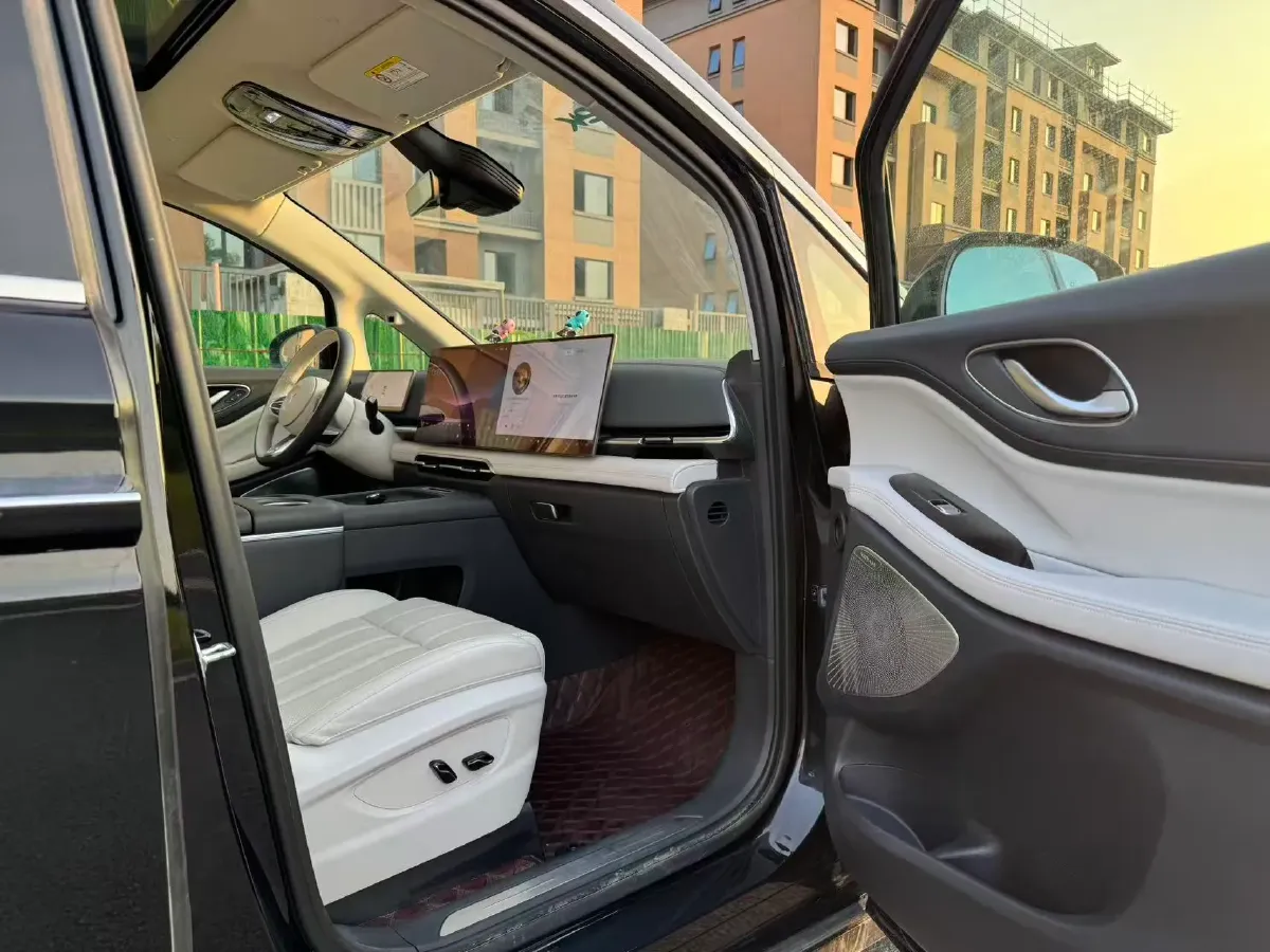 2025 Voyah Dream 1.5T 150HP L4 PHEV 41.7KWH,autocango,china used car exporter,china ev exporter,chinese used car exporter,chinese used ev exporter