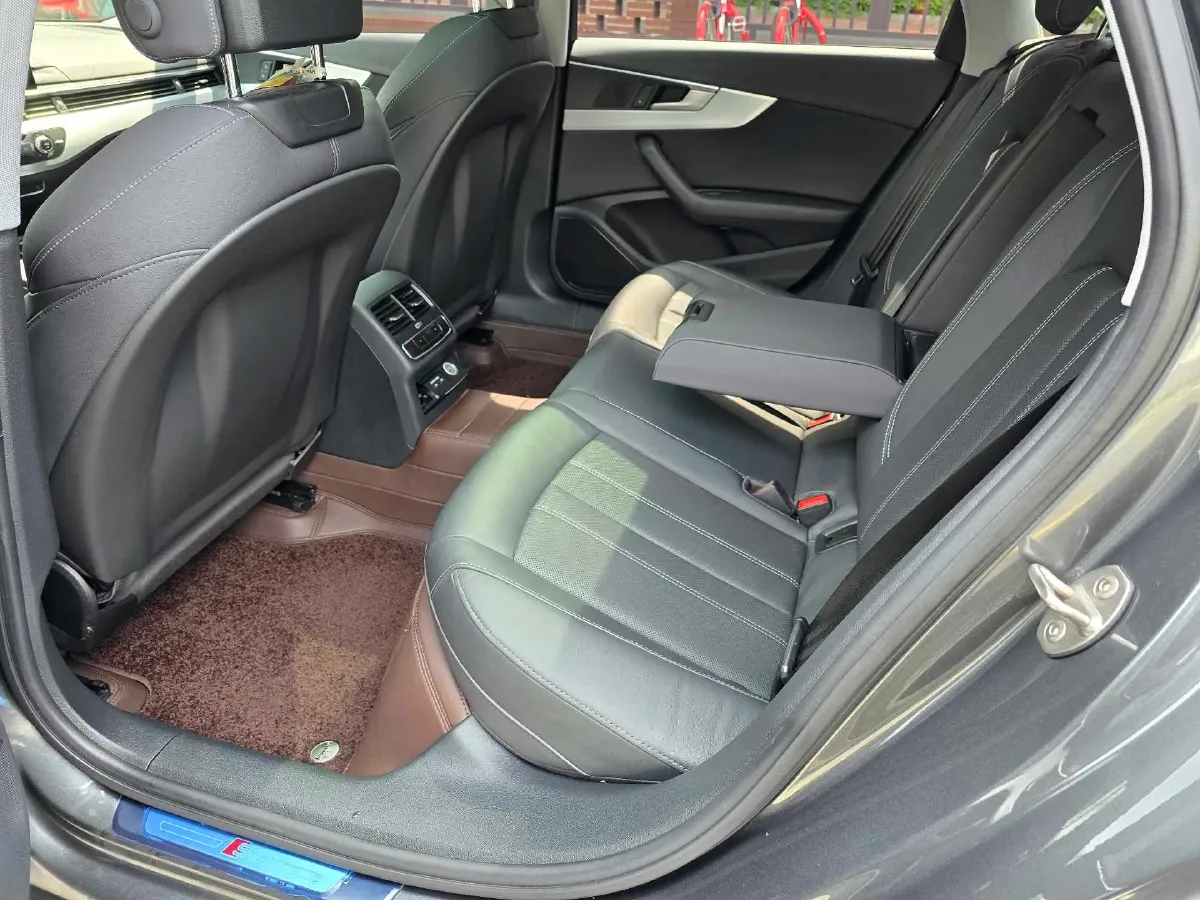 2020 Audi A4L 2.0T 190HP L4 7DCT,autocango,china used car exporter,china ev exporter,chinese used car exporter,chinese used ev exporter