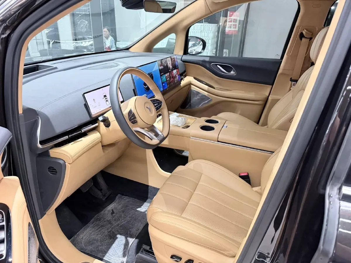 2025 Voyah Dream 1.5T 150HP L4 PHEV 41.7KWH,autocango,china used car exporter,china ev exporter,chinese used car exporter,chinese used ev exporter