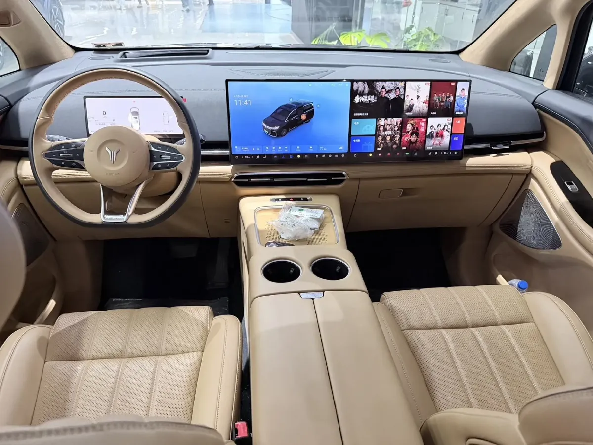 2025 Voyah Dream 1.5T 150HP L4 PHEV 41.7KWH,autocango,china used car exporter,china ev exporter,chinese used car exporter,chinese used ev exporter