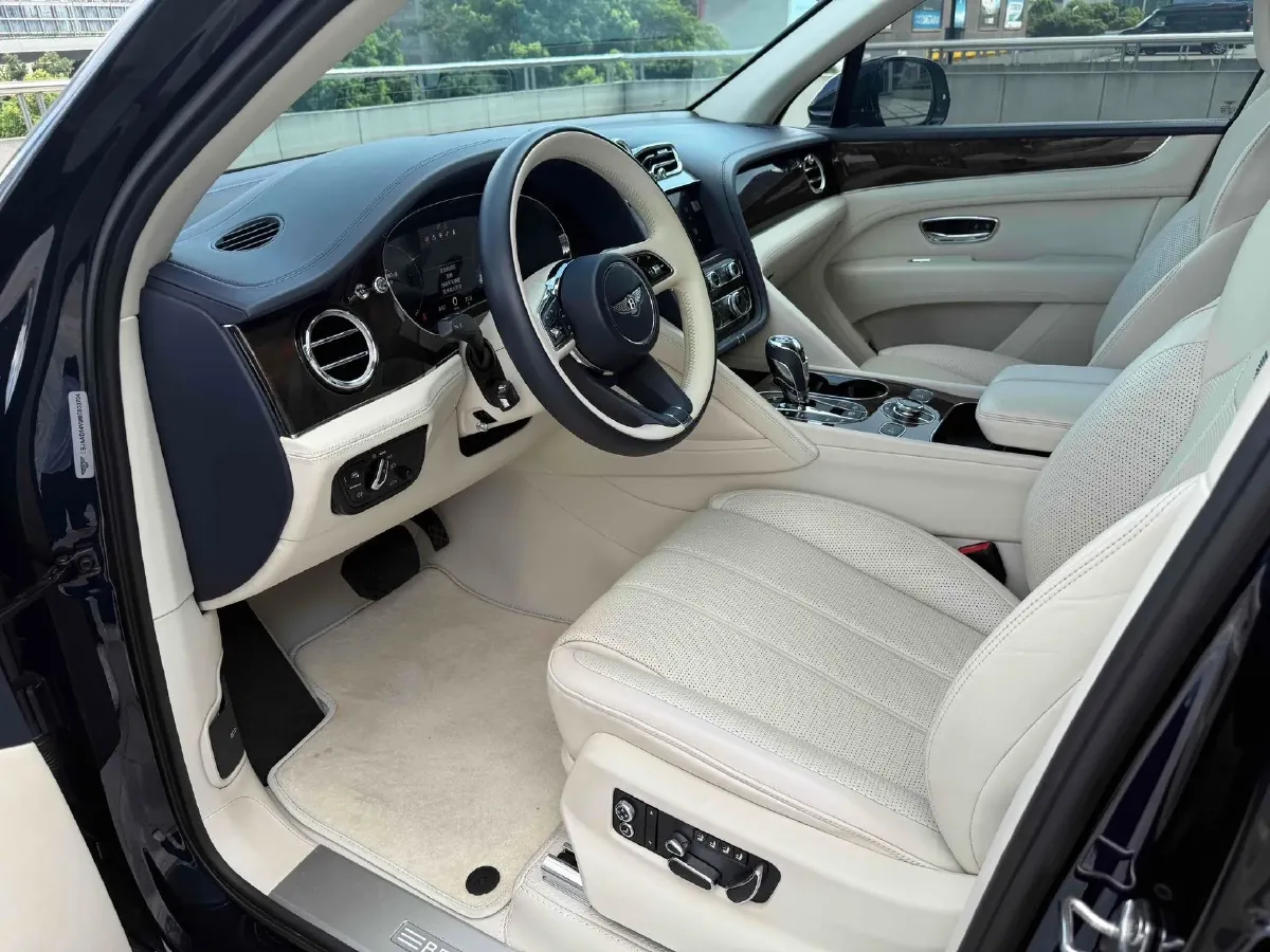 2021 Bentley Bentayga 4.0T 550HP V8 8AT,autocango,china used car exporter,china ev exporter,chinese used car exporter,chinese used ev exporter