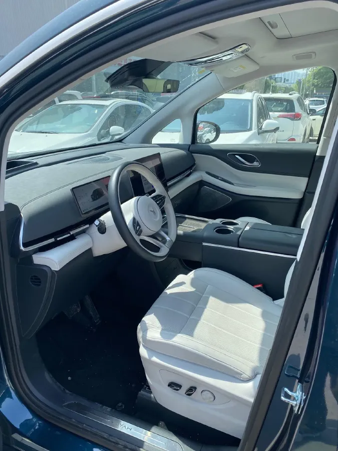 2025 Voyah Dream 1.5T 150HP L4 PHEV 41.7KWH,autocango,china used car exporter,china ev exporter,chinese used car exporter,chinese used ev exporter