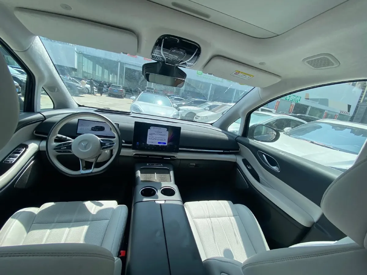 2025 Voyah Dream 1.5T 150HP L4 PHEV 41.7KWH,autocango,china used car exporter,china ev exporter,chinese used car exporter,chinese used ev exporter