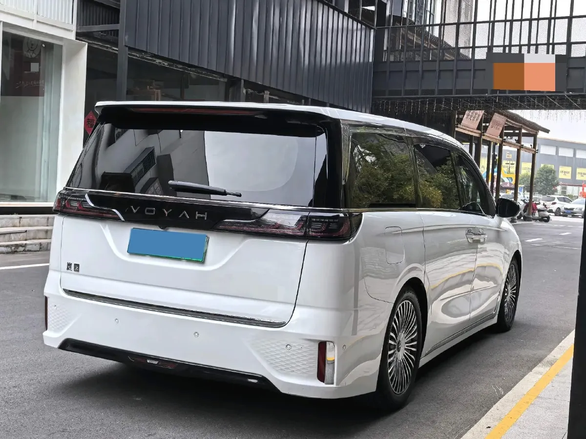 2025 Voyah Dream 1.5T 150HP L4 PHEV 41.7KWH,autocango,china used car exporter,china ev exporter,chinese used car exporter,chinese used ev exporter