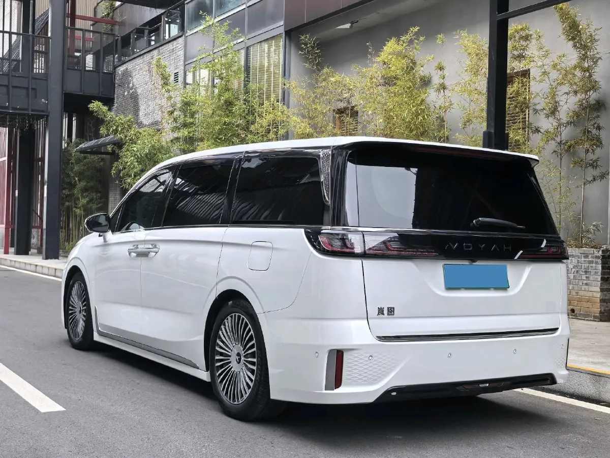 2025 Voyah Dream 1.5T 150HP L4 PHEV 41.7KWH,autocango,china used car exporter,china ev exporter,chinese used car exporter,chinese used ev exporter
