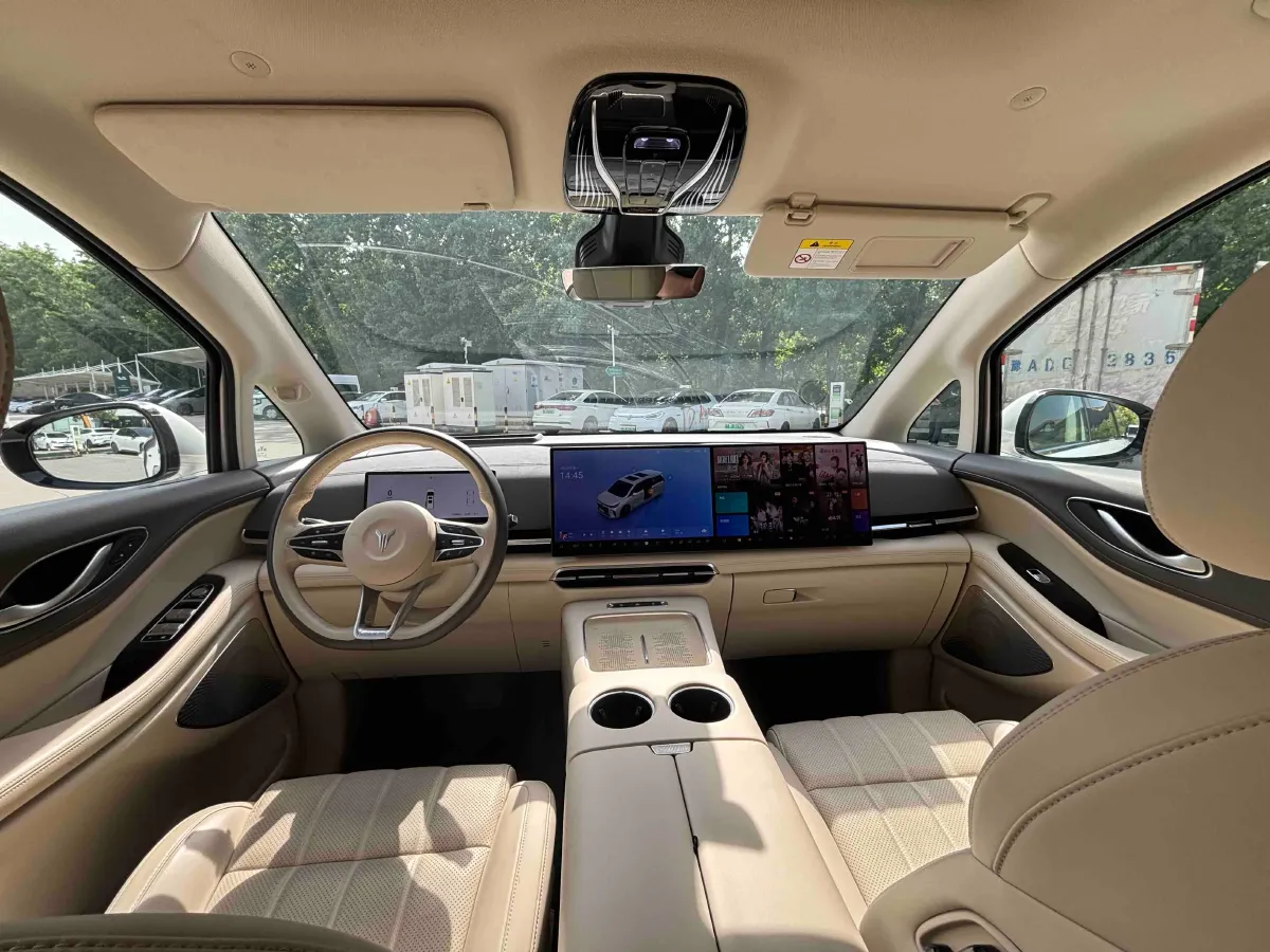 2025 Voyah Dream 1.5T 150HP L4 PHEV 41.7KWH,autocango,china used car exporter,china ev exporter,chinese used car exporter,chinese used ev exporter