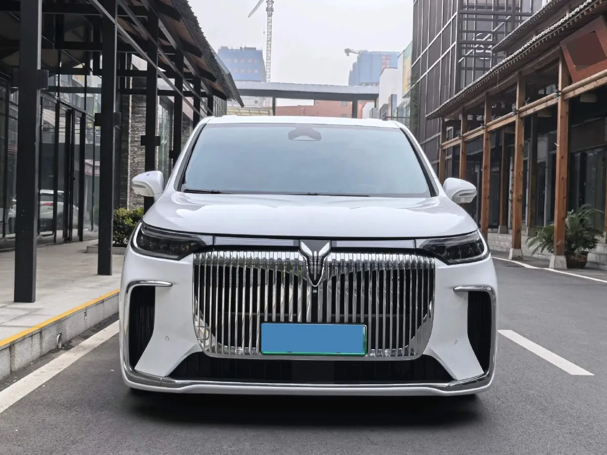 2025 Voyah Dream 1.5T 150HP L4 PHEV 41.7KWH,autocango,china used car exporter,china ev exporter,chinese used car exporter,chinese used ev exporter