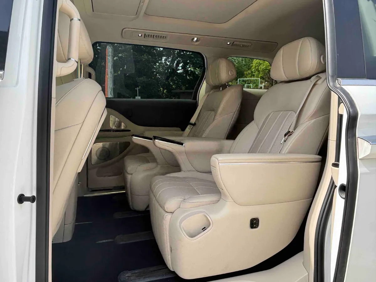 2025 Voyah Dream 1.5T 150HP L4 PHEV 41.7KWH,autocango,china used car exporter,china ev exporter,chinese used car exporter,chinese used ev exporter