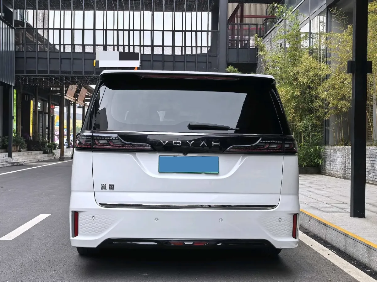 2025 Voyah Dream 1.5T 150HP L4 PHEV 41.7KWH,autocango,china used car exporter,china ev exporter,chinese used car exporter,chinese used ev exporter
