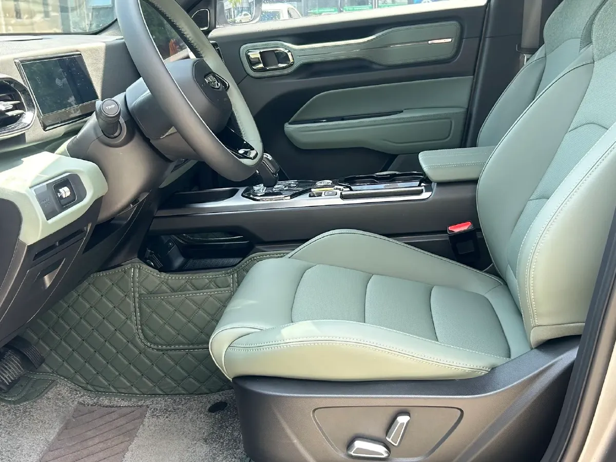 2025 Geely Cowboy 1.5T 181HP L4 7DCT,autocango,china used car exporter,china ev exporter,chinese used car exporter,chinese used ev exporter